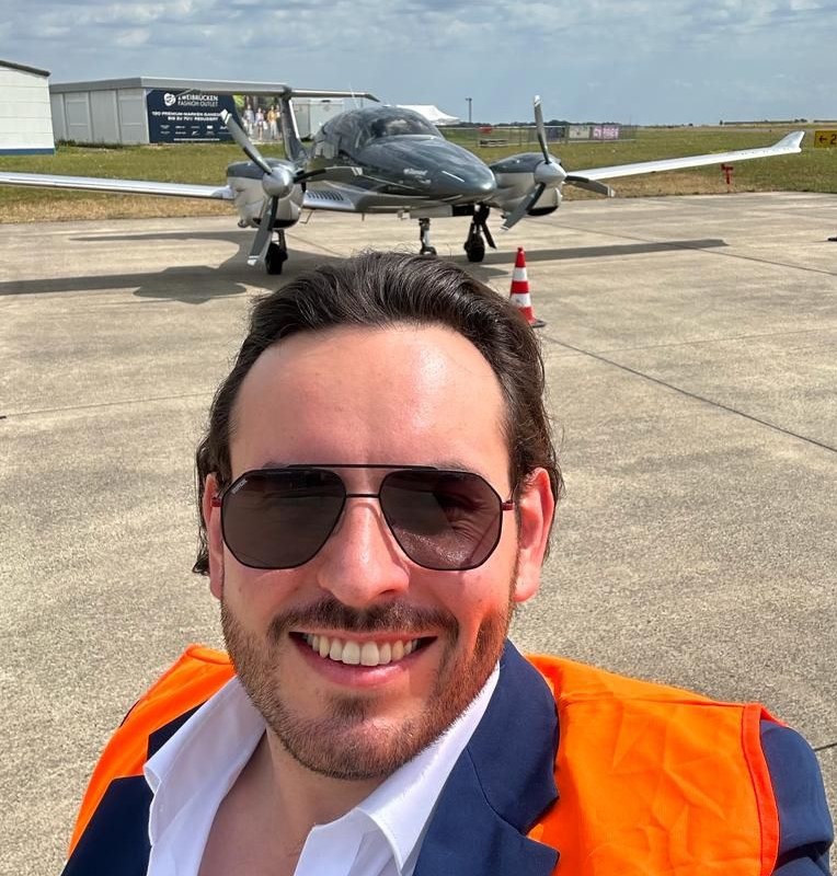 CEO Anton Waletzki vor DA62